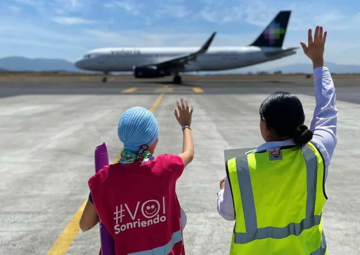 Gracias a Volaris, Andrea pudo cumplir su sueño de conocer los aviones y su tripulación. Foto: Volaris