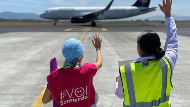 Gracias a Volaris, Andrea pudo cumplir su sueño de conocer los aviones y su tripulación. Foto: Volaris