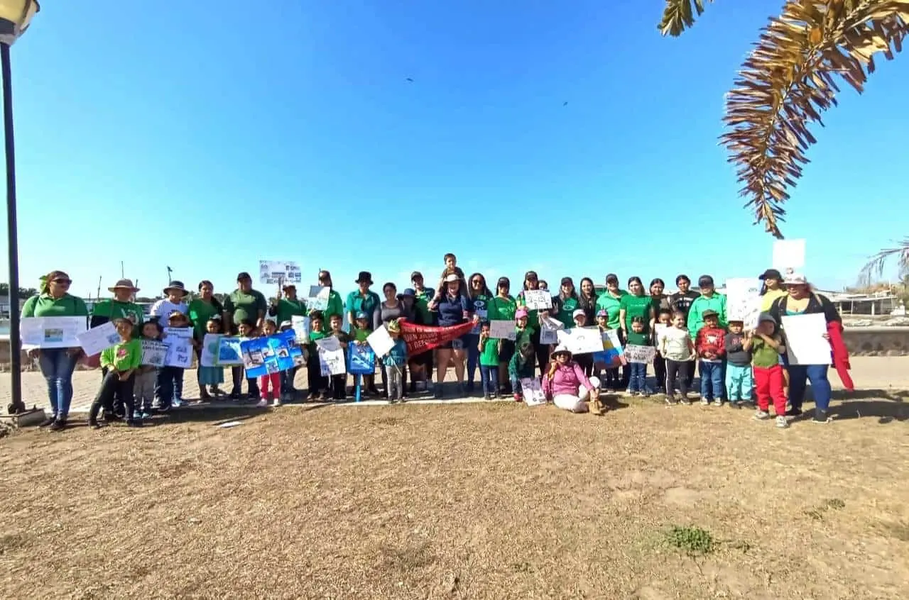 Sociedad se une por la limpieza de la Bahía Santa María en Angostura, Sinaloa. Cortesía SUCEDE