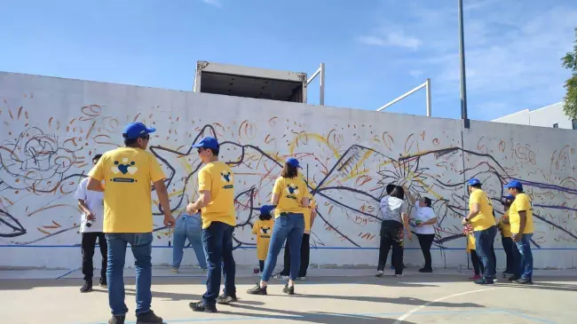 Personas participando en mural. Cortesía Fundación Coppel
