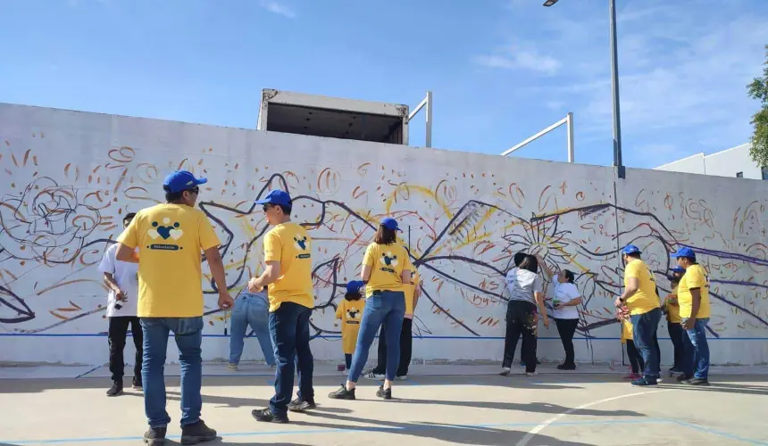 Personas participando en mural. Cortesía Fundación Coppel