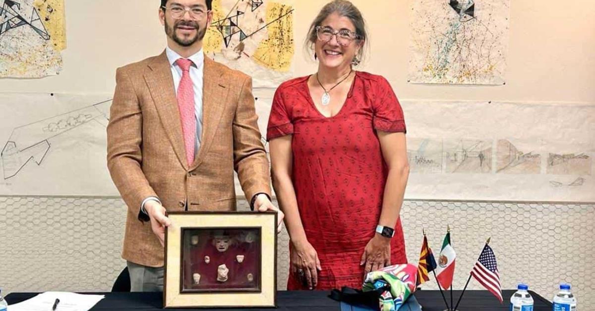 Mujer estadounidense devuelve, de manera voluntaria, 13 piezas arqueológicas a México