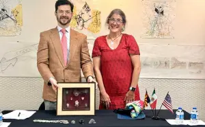 Mujer estadounidense devuelve, de manera voluntaria, 13 piezas arqueológicas a México