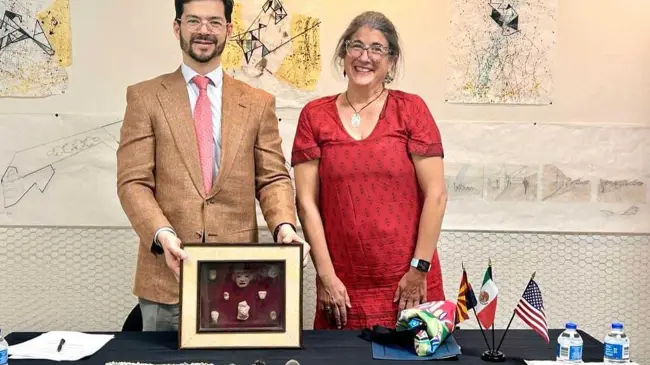 Mujer estadounidense devuelve, de manera voluntaria, 13 piezas arqueológicas a México.