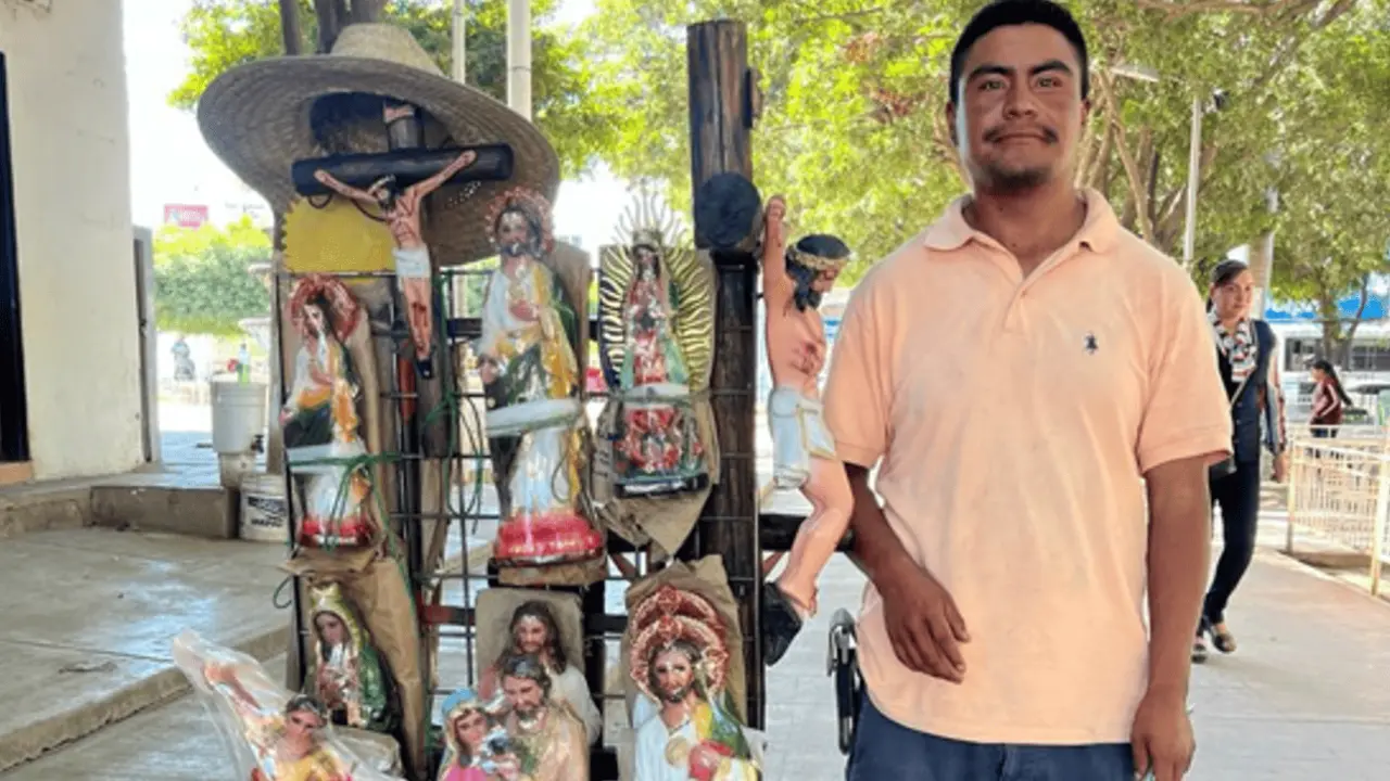 Navolato es una de las ciudades preferidas para Antonio Luna donde vende sus imágenes.