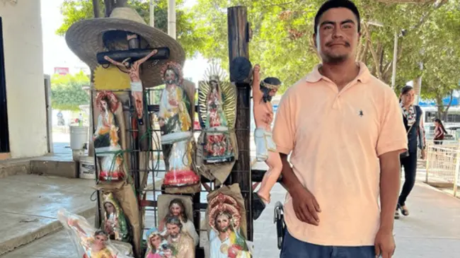 Navolato es una de las ciudades preferidas para Antonio Luna donde vende sus imágenes.