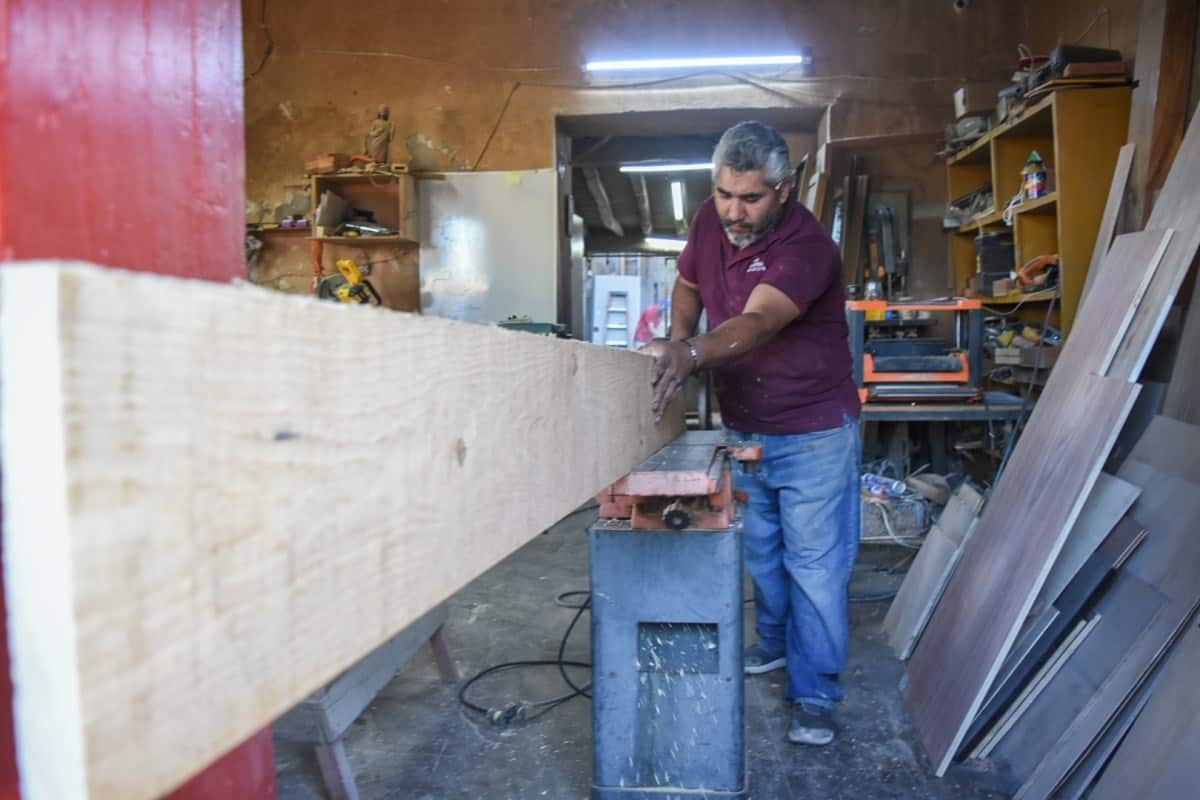 Miguel Acosta vive con pasión la carpintería en el Día del Carpintero