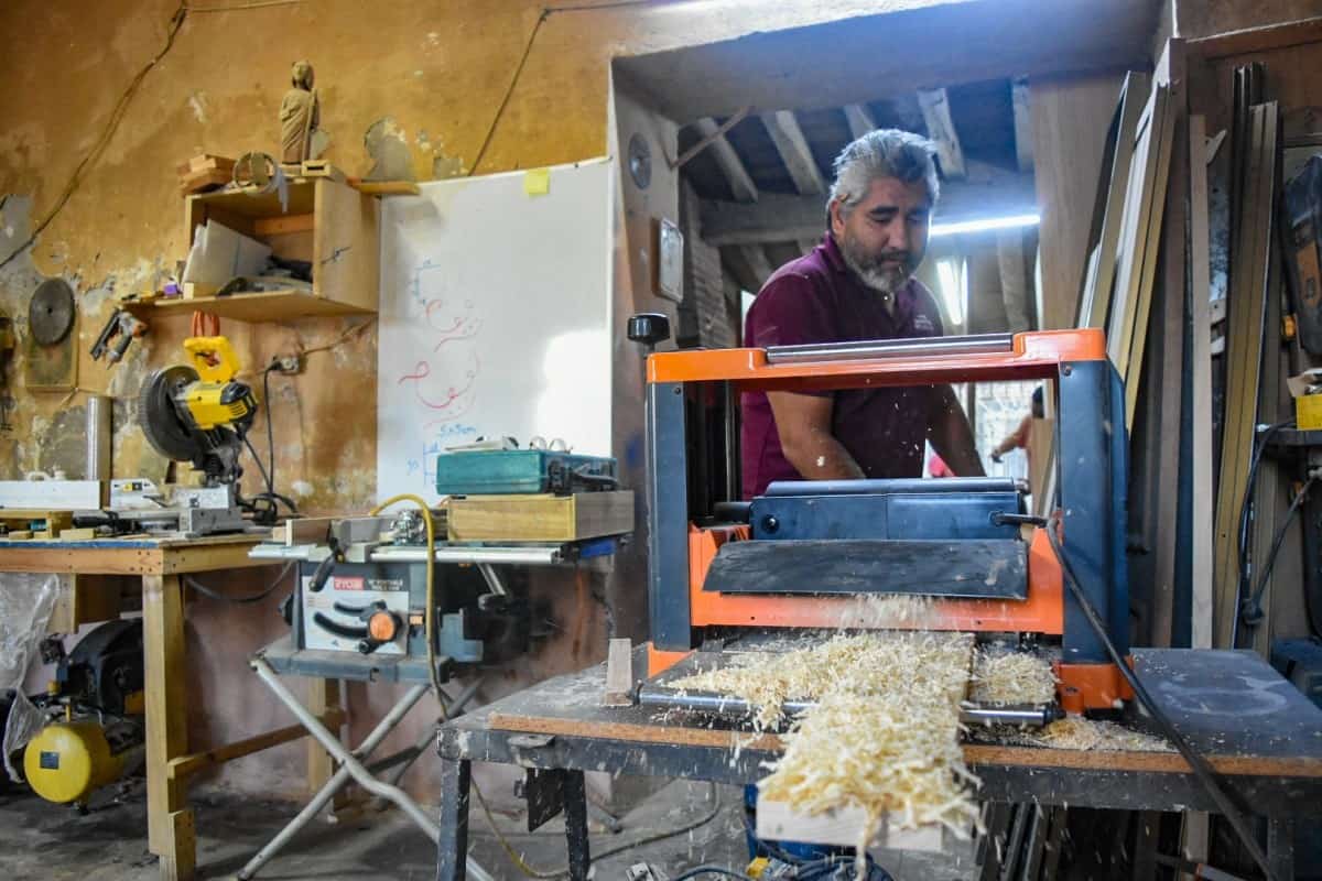 Miguel Acosta vive con pasión la carpintería en el Día del Carpintero
