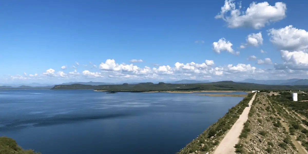 El Río Fuerte nace en la sierra de Chihuahua y surte agua a tres grandes presas de almacenamiento