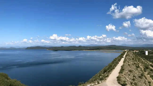 El Río Fuerte nace en la sierra de Chihuahua y surte agua a tres grandes presas de almacenamiento