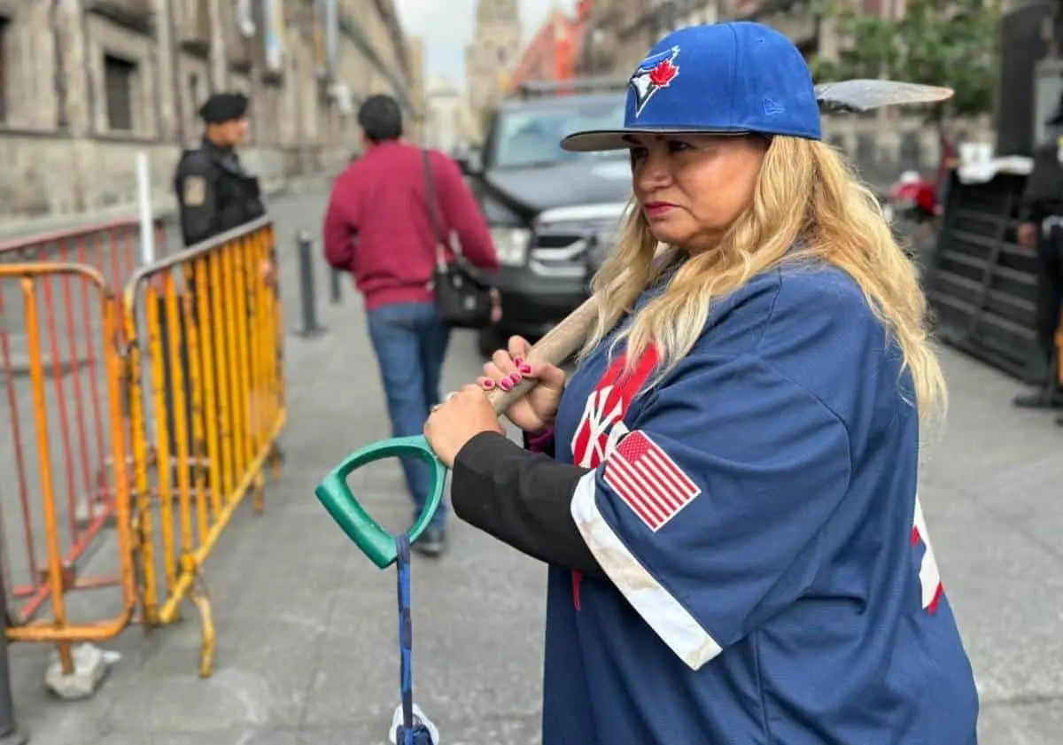 Ceci Flores acudió a Palacio Nacional vestida de beisbolista. Foto: X @CeciPatriciaF