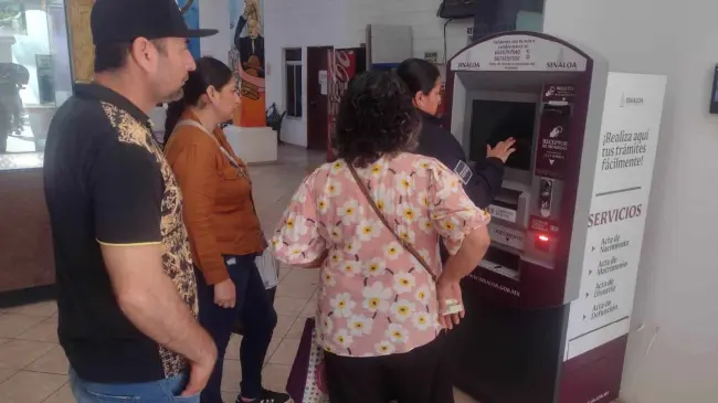 Con la máquina de servicios es más fácil obtener los documentos oficiales.
