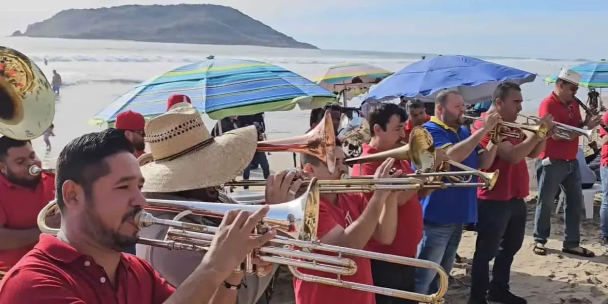 Banda sinaloense tocando en las playas de Mazatlán.