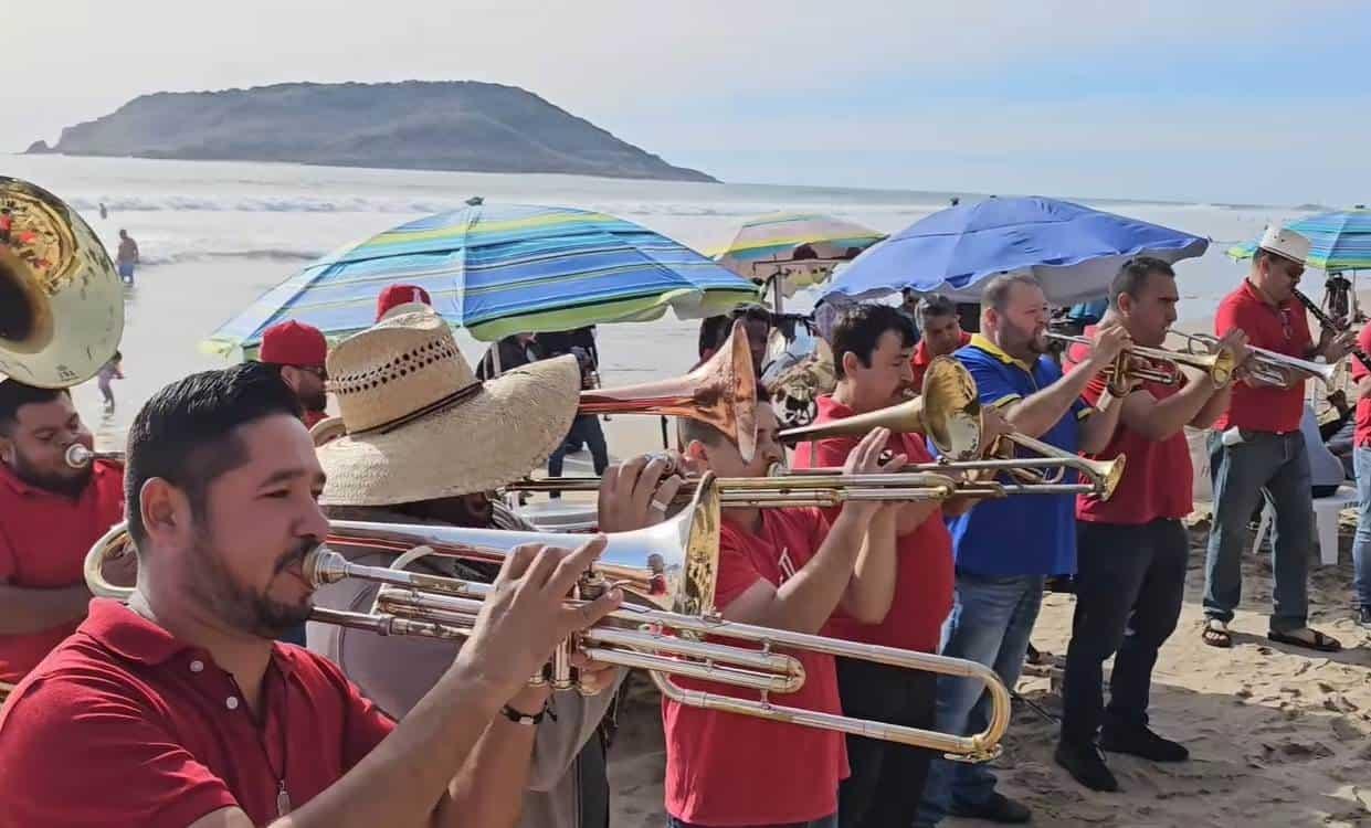 Banda sinaloense tocando en las playas de Mazatlán.