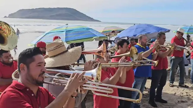 Banda sinaloense tocando en las playas de Mazatlán.
