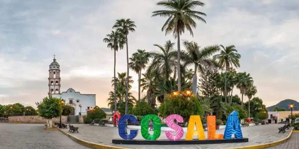 En el corazón del Pueblo Mágico se encuentran la Plazuela de Cosalá y la Parroquia de Santa Ursula. Foto: Sinaloa 360.