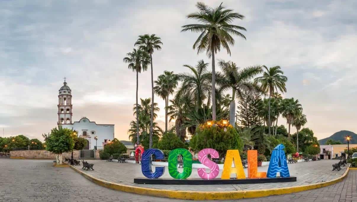 En el corazón del Pueblo Mágico se encuentran la Plazuela de Cosalá y la Parroquia de Santa Ursula. Foto: Sinaloa 360.