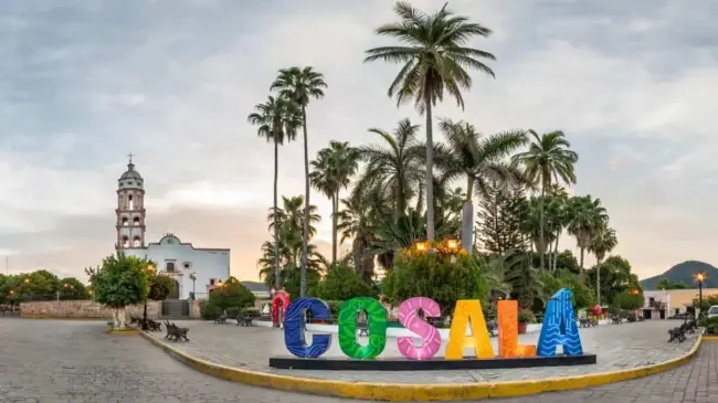 En el corazón del Pueblo Mágico se encuentran la Plazuela de Cosalá y la Parroquia de Santa Ursula. Foto: Sinaloa 360.