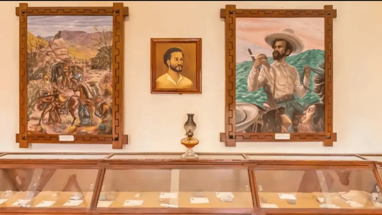 Este edificio conserva algunos de los instrumentos usados por los mineros y también las leyendas más famosas de los gavilleros y revolucionarios que pasaron por este pueblo. Foto: Sinaloa 360