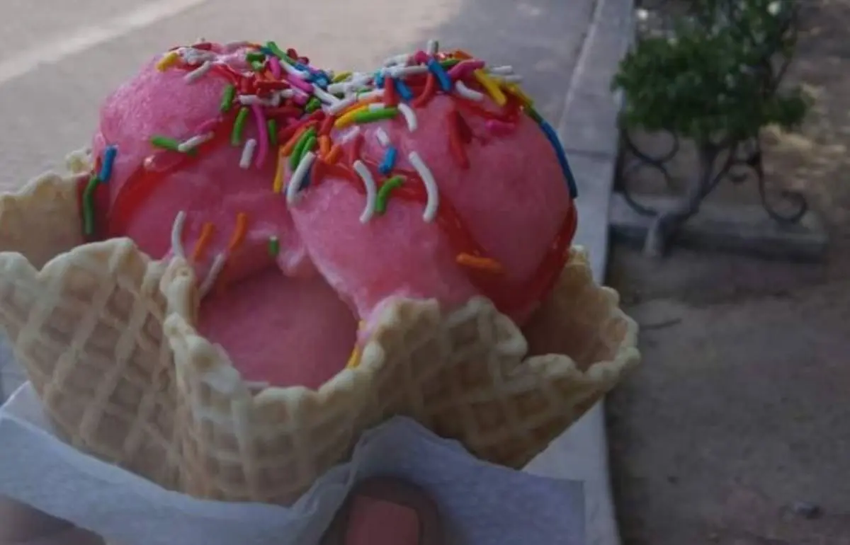 Nieve de garrafa sabor fresa en cono estilo waffle. Foto FB Nieve de garrafa Guzmán