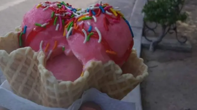 Nieve de garrafa sabor fresa en cono estilo waffle. Foto FB Nieve de garrafa Guzmán