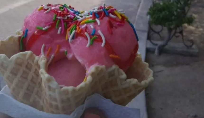 Nieve de garrafa sabor fresa en cono estilo waffle. Foto FB Nieve de garrafa Guzmán