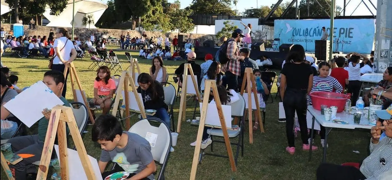 Niños y jóvenes pintando en Parque Acuático Culiacán. Foto Construyendo Paz