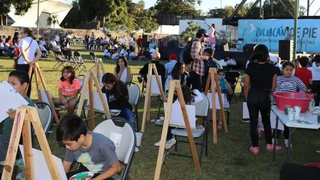 Niños y jóvenes pintando en Parque Acuático Culiacán. Foto Construyendo Paz