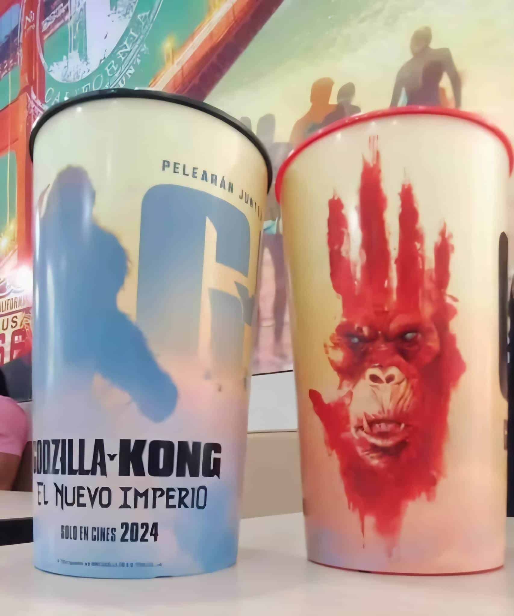 Precio de los vasos de  Godzilla en Carl's Jr