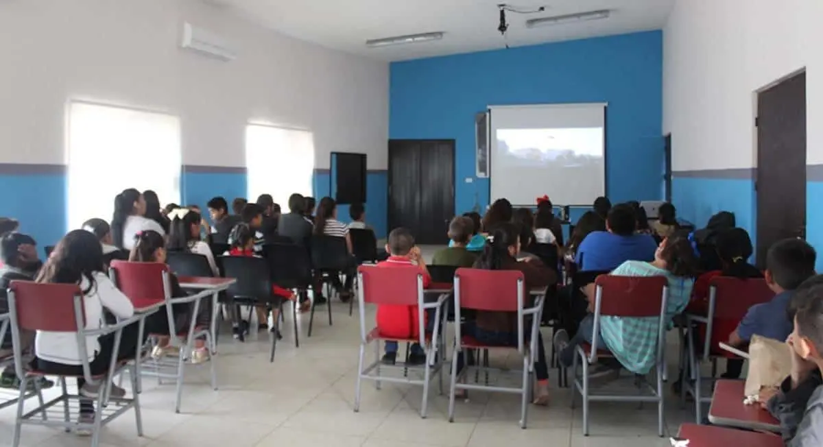 Niños estudiando en la Fundación Borquez Schwarzbeck. Foto página oficial