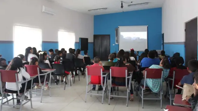 Niños estudiando en la Fundación Borquez Schwarzbeck. Foto página oficial