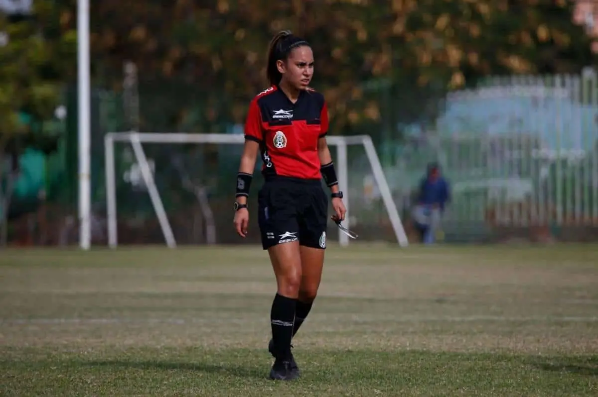 María Fernanda Márquez acumula casi 200 partidos de experiencia como árbitra. Foto: Cortesía