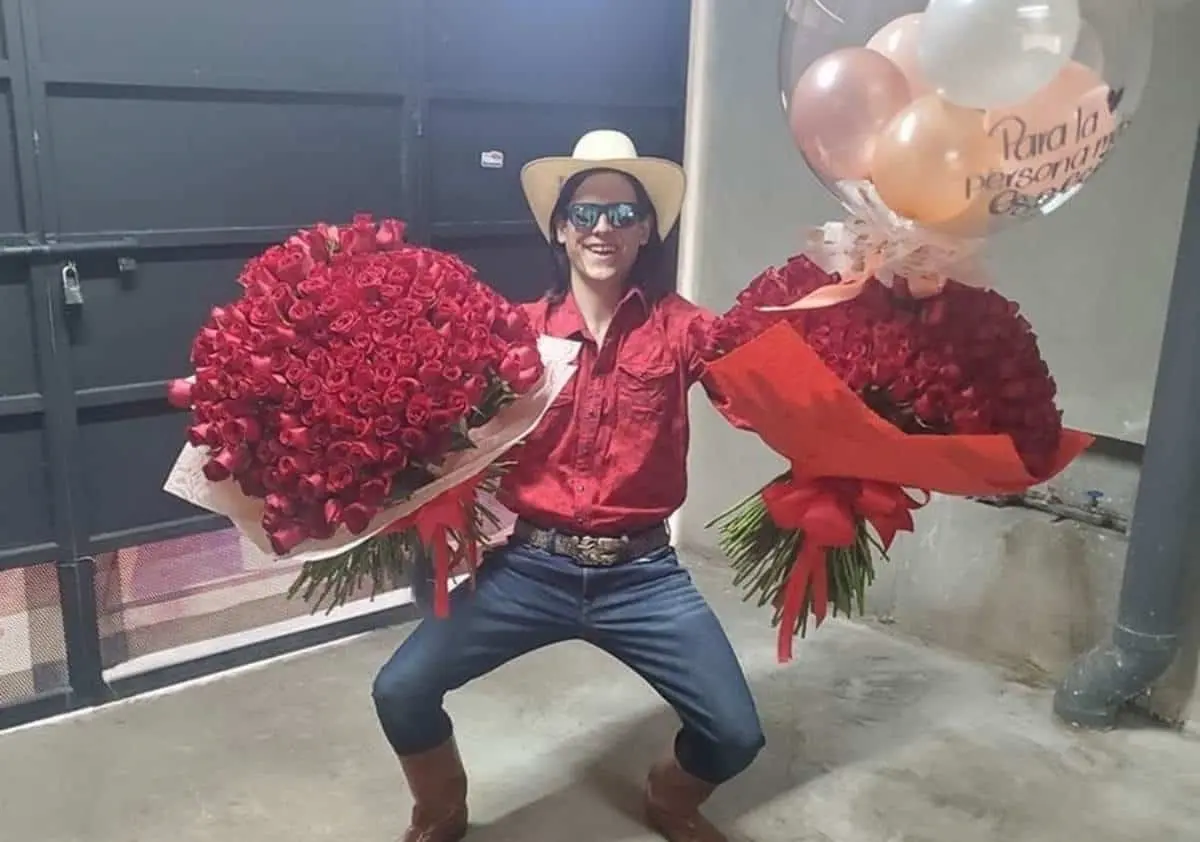 El Patrón se volvió viral gracias a la peculiar manera en que entrega flores. Foto: TikTok @floreselpatron