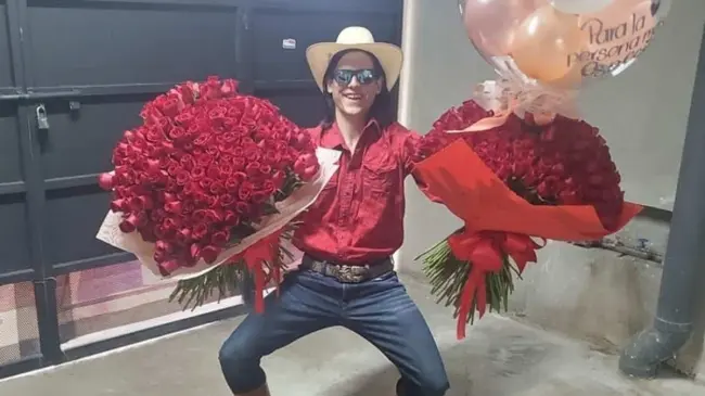 El Patrón se volvió viral gracias a la peculiar manera en que entrega flores. Foto: TikTok @floreselpatron