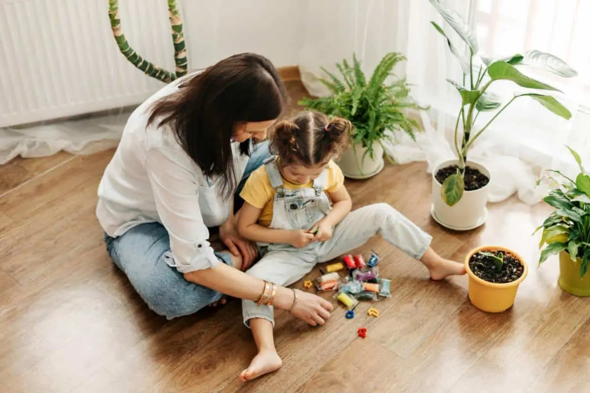 Mamá jugando con su hija. Foto Freepik