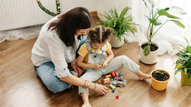 Mamá jugando con su hija. Foto Freepik