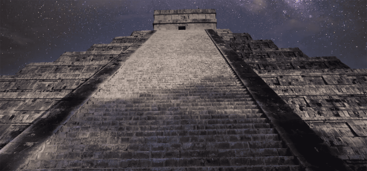 Majestuosa Pirámide de Kukulcán en Chichén Itzá, Yucatán, México
