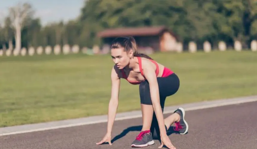 Mujer preparada para correr. iStock