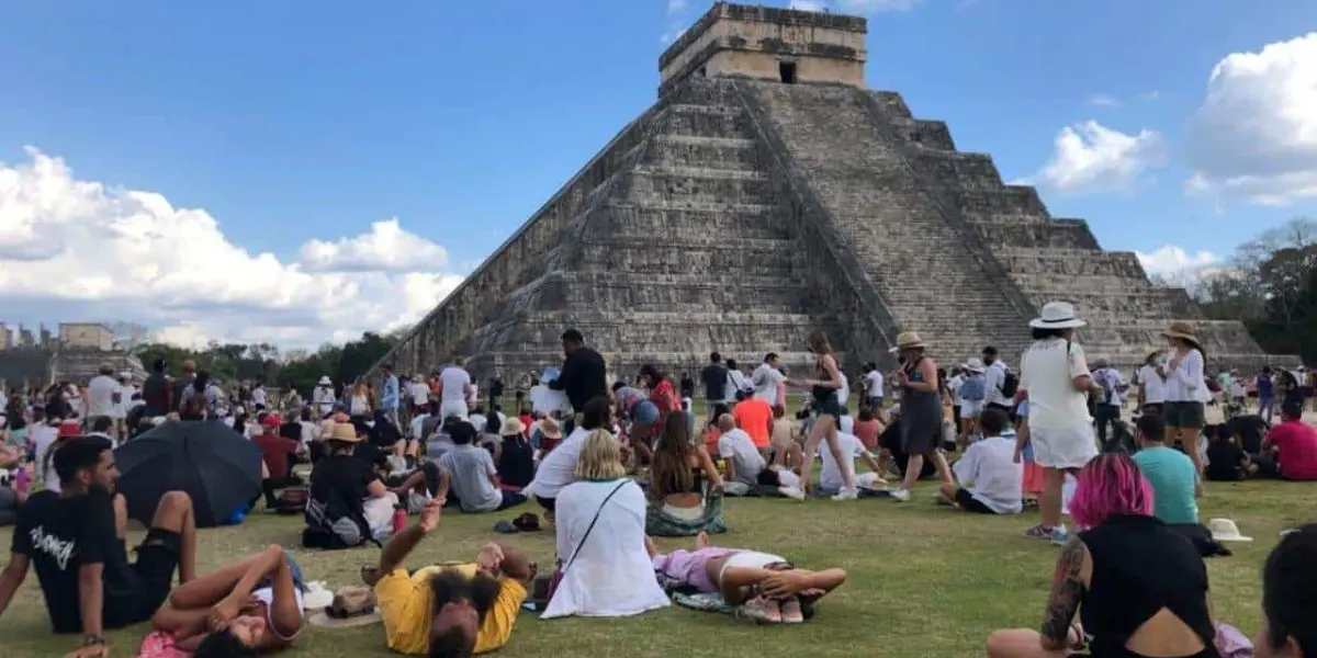 La serpiente emplumada de Chichén Itzá en la base de la pirámide de Kukulcán, reúne a cientos de turistas.