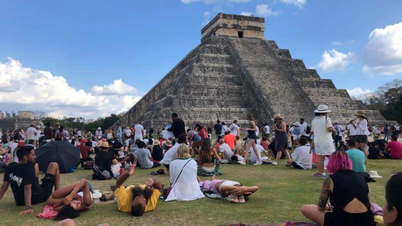 La serpiente emplumada de Chichén Itzá en la base de la pirámide de Kukulcán, reúne a cientos de turistas.
