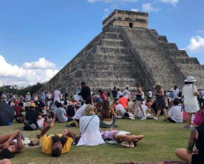 Descubre el Misterioso descenso de la Serpiente Emplumada Maya de Chichén Itzá en Equinoccio