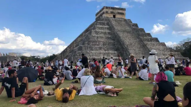 La serpiente emplumada de Chichén Itzá en la base de la pirámide de Kukulcán, reúne a cientos de turistas.