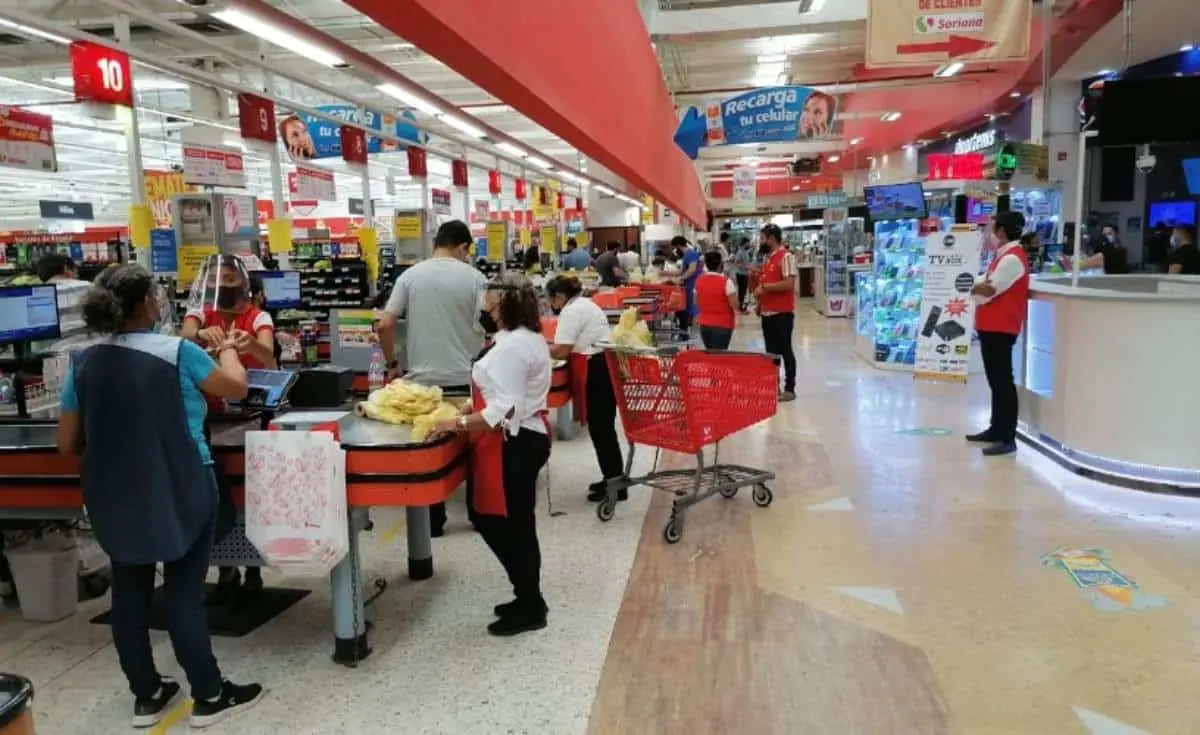 Trabajadores realizando su jornada laboral de pie. Foto Tribuna