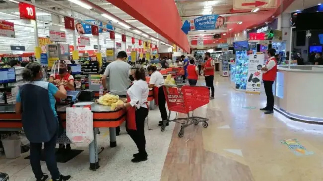 Trabajadores realizando su jornada laboral de pie. Foto Tribuna