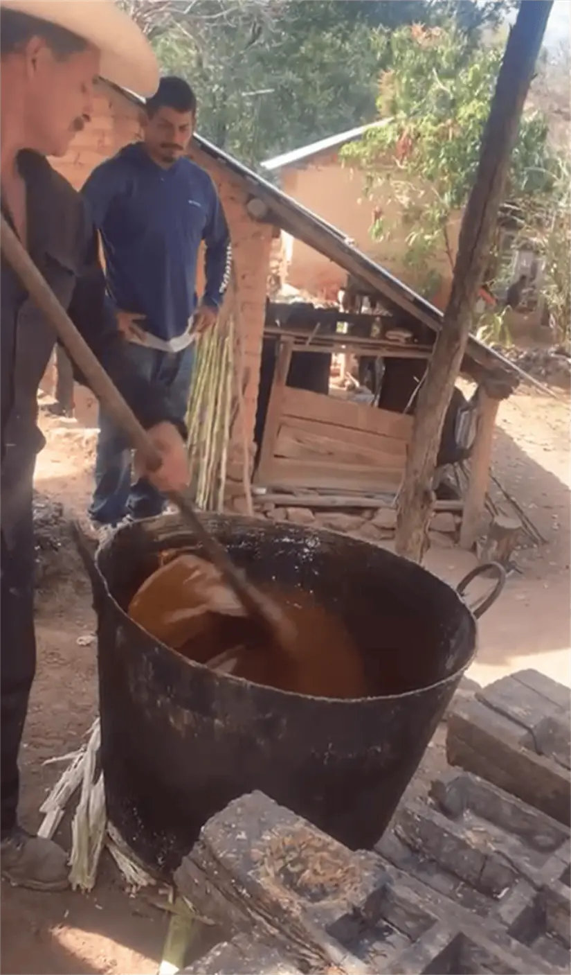 Batido del dulce de caña antes de vaciarse al molde de piloncillo