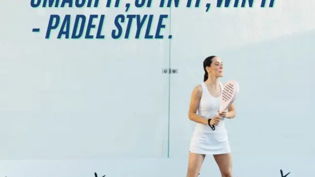 Mujer practicando pádel en Be Pádel Tampico. Foto Instagram @bepadel.mx