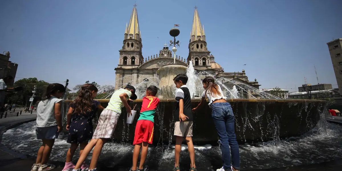 Niños jugando en la fuente. Foto Gaceta UDG