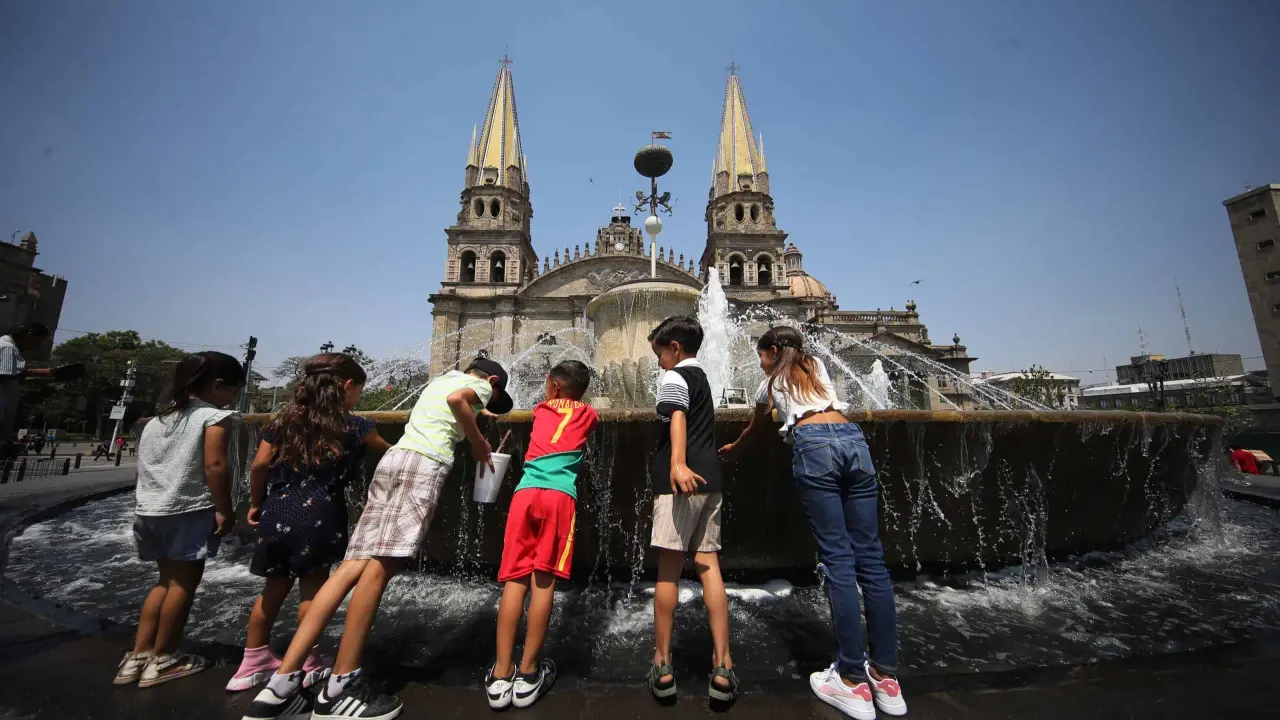 Niños jugando en la fuente. Foto Gaceta UDG