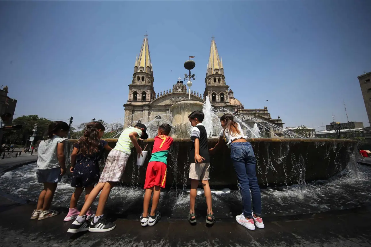 Niños jugando en la fuente. Foto Gaceta UDG