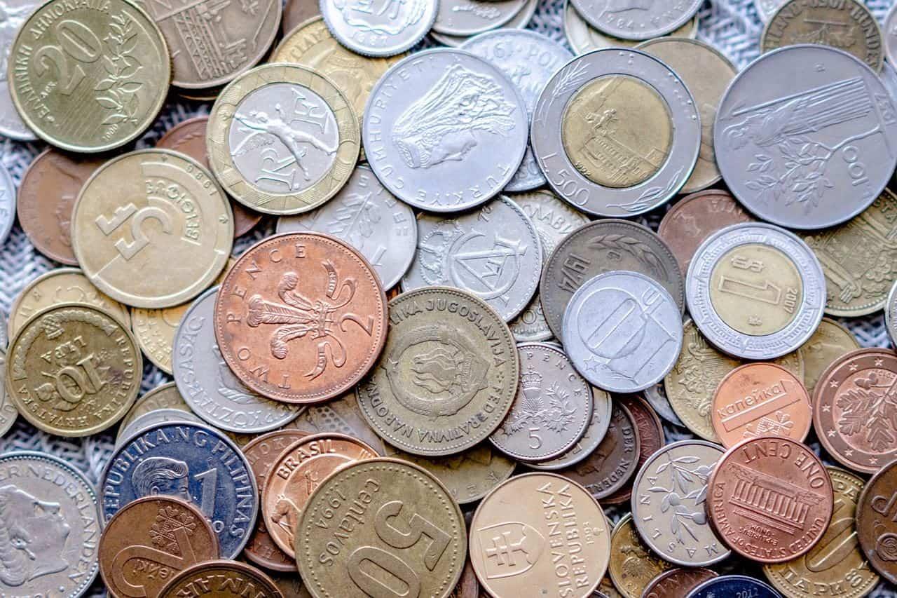 Monedas de diferentes países. Foto Pixabay